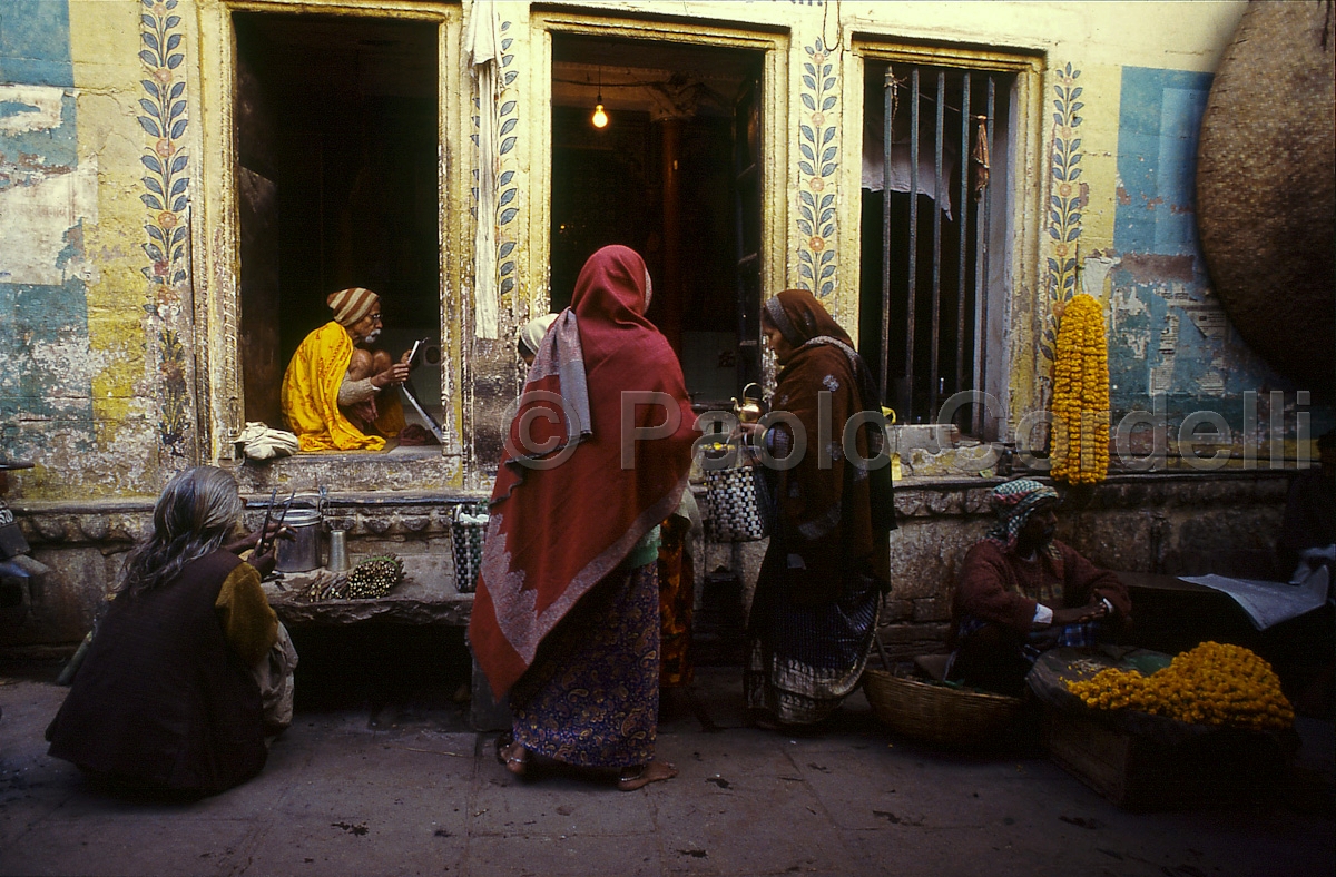 Little street, Varanasi (Benares), India
 (cod:India 33)